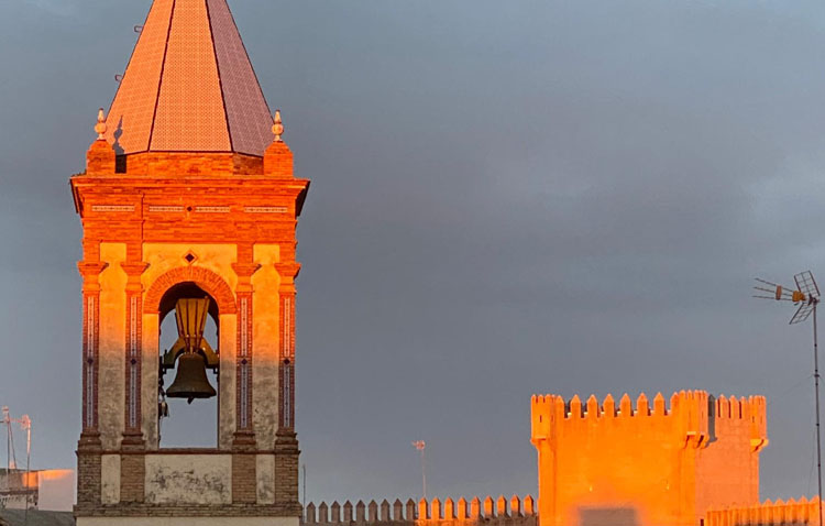 El párroco de Los Molares ofrece la misa desde el campanario de la Iglesia (VÍDEO)