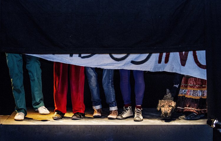 Un original espectáculo familiar de títeres, objetos y zapatos llega a Utrera con los actores y el público compartiendo escenario