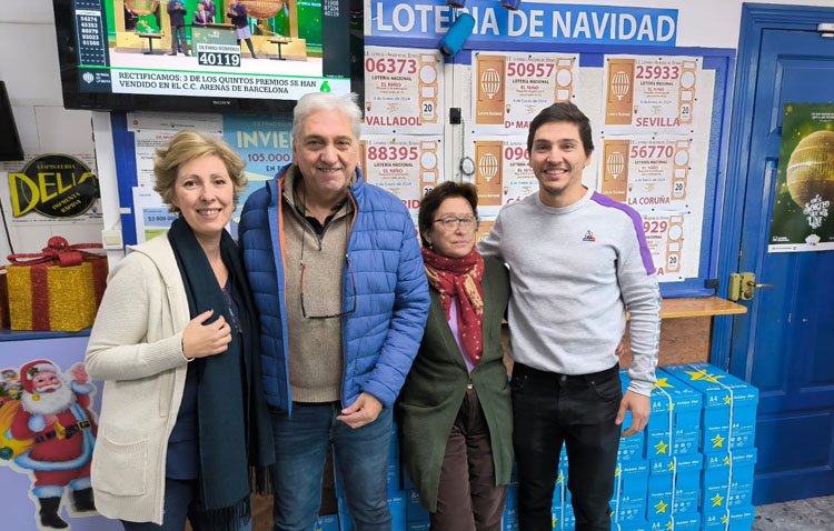 Los dos quintos premios de la Lotería de Navidad repartidos por Papelería Delia llevan la alegría a 33 utreranos [AUDIOS]