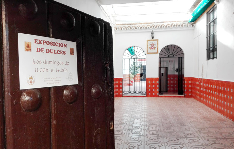 Exposición y venta de dulces de las Madres Carmelitas, todos los domingos en el atrio de entrada al convento