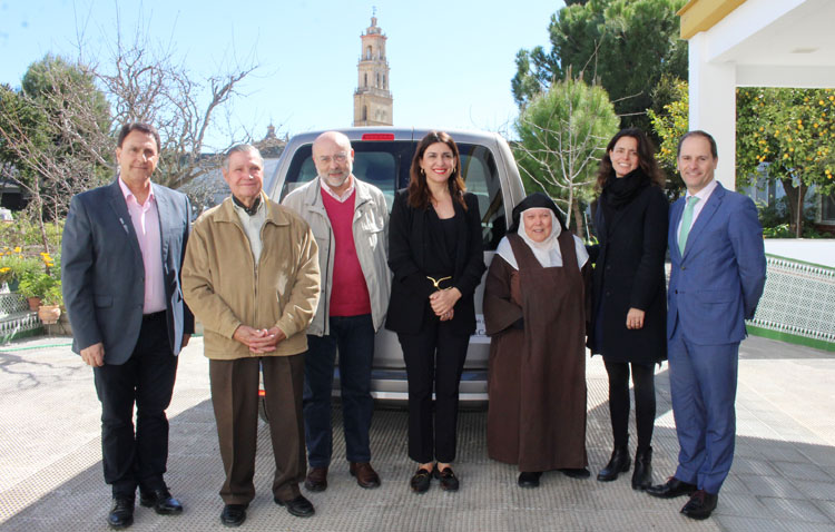 Las Madres Carmelitas estrenan vehículo para atender sus necesidades