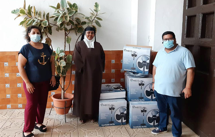 Una donación muy fresquita para las Madres Carmelitas de Utrera