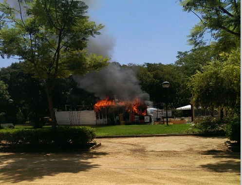 Arde la zona chill out del bar Malvaloca en el parque de Consolación