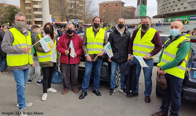 Los agricultores de Utrera participan en una multitudinaria manifestación del campo andaluz en Sevilla
