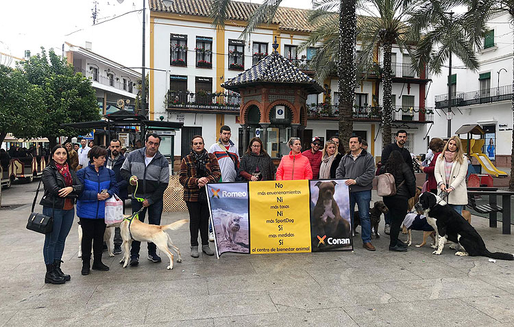 Un grupo de utreranos protagoniza una manifestación contra los envenenamientos caninos