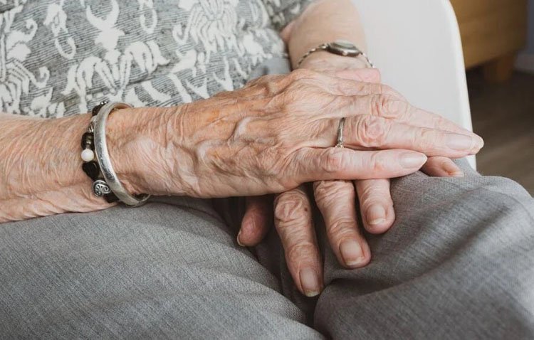 El plan municipal de acompañamiento y envejecimiento activo, un servicio para paliar la soledad de las personas mayores