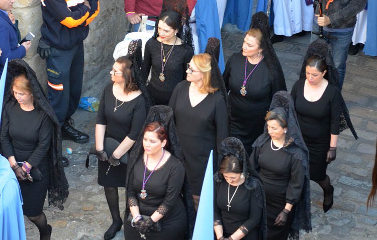 «Amigas del Casino» propone recuperar el uso de la tradicional mantilla el Jueves Santo en Utrera