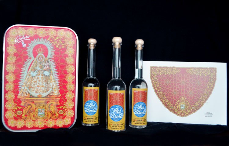 Una edición especial del anís ‘Flor de Utrera’ y cajas de lata en Confitería Cordero para dar forma al nuevo manto de la Virgen de Consolación