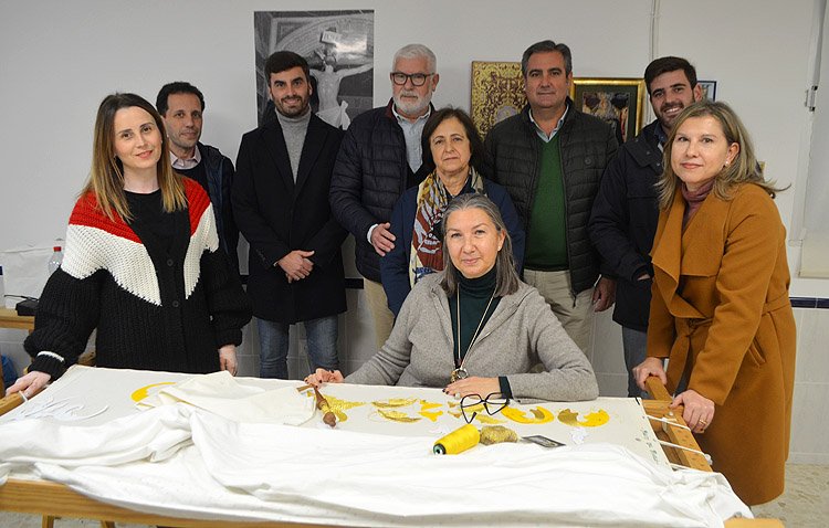 Las primeras puntadas comienzan a dar forma al ‘manto del pueblo’ para la patrona de Utrera