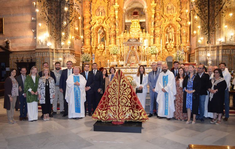 El ‘manto del pueblo’, una «ofrenda de agradecimiento» a la patrona de Utrera [GALERÍA]