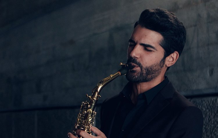 El saxofonista utrerano Manu Brazo presenta ‘Una noche en la ópera’ en los Jardines del Alcázar de Sevilla