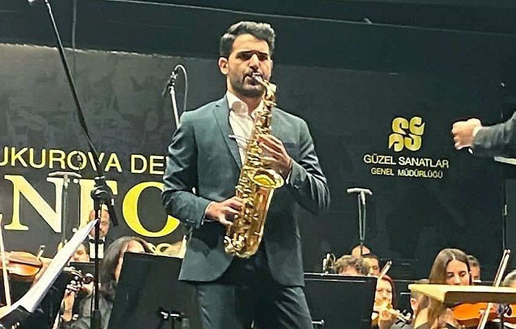 El utrerano Manu Brazo, el saxofonista internacional más influyente en las redes sociales