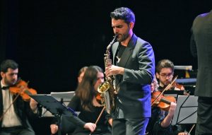La OCAL interpretará en Almería un concierto de música francesa con el saxofonista utrerano Manu Brazo como solista