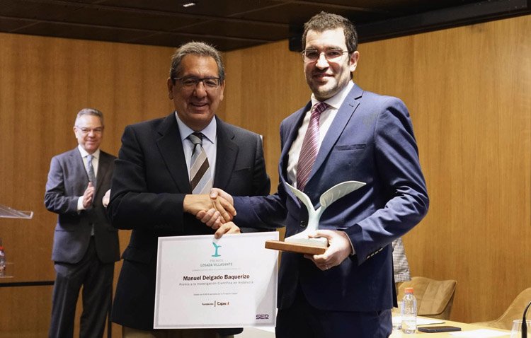 El científico utrerano Manuel Delgado Baquerizo recibe un galardón por una investigación sobre los ecosistemas del suelo