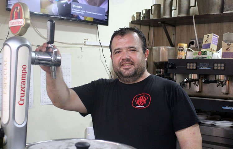El utrerano Manuel Galán, miembro de una estirpe de hosteleros que acaba de celebrar el 90º aniversario del bar ‘El Pelotazo’