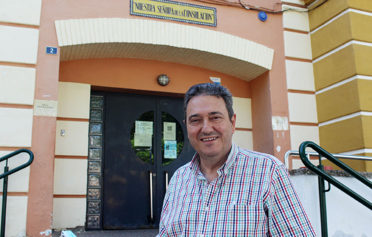 El enfermero Manuel Laínez, casi cuatro décadas siendo uno de los referentes sanitarios más conocidos de Utrera
