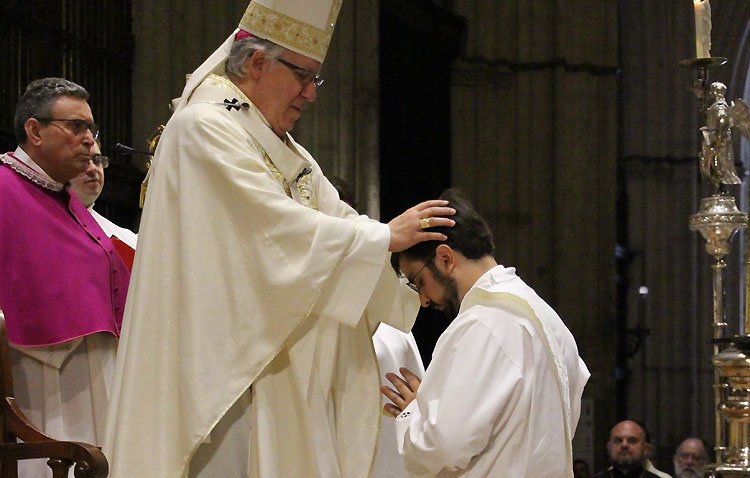 El arzobispo ordena sacerdote a un miembro de la utrerana hermandad de los Estudiantes