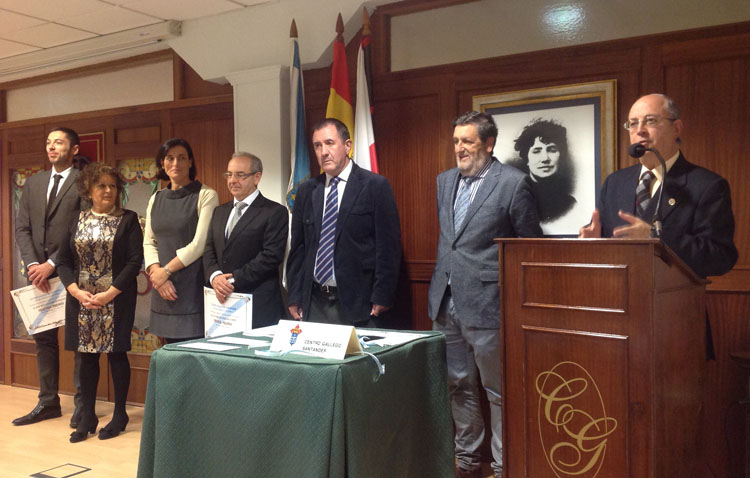 Manuel Peñalver, en el centro de la imagen, al recibir el homenaje
