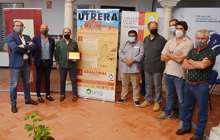 Un merecido homenaje a tres décadas de información taurina en la radio de Utrera