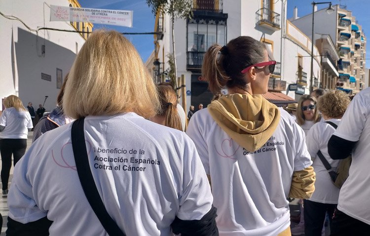 Utrera se echa a la calle en una marcha solidaria a favor de la lucha contra el cáncer