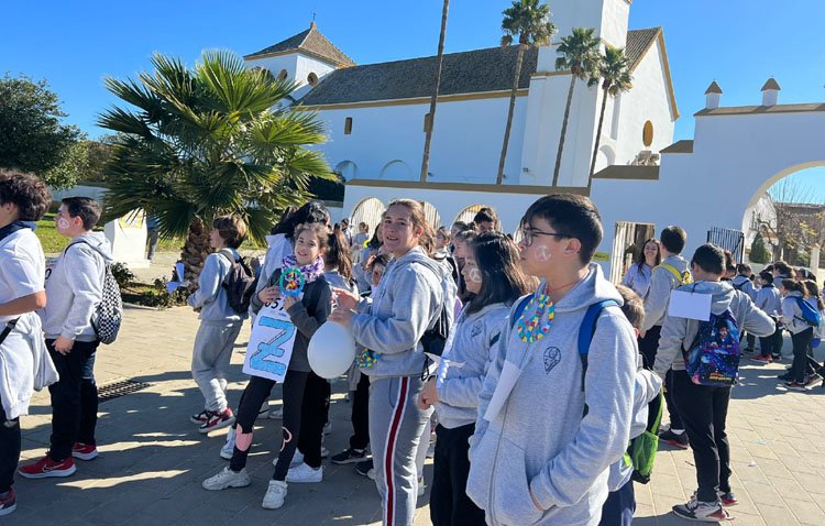 Un millar de jóvenes se echan a las calles de Utrera en una marcha solidaria por el Día de la paz