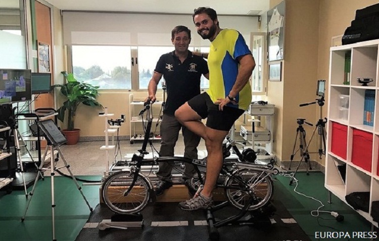Llega a Utrera el joven jerezano que marcha en bicicleta a Roma por enfermos de fibrosis