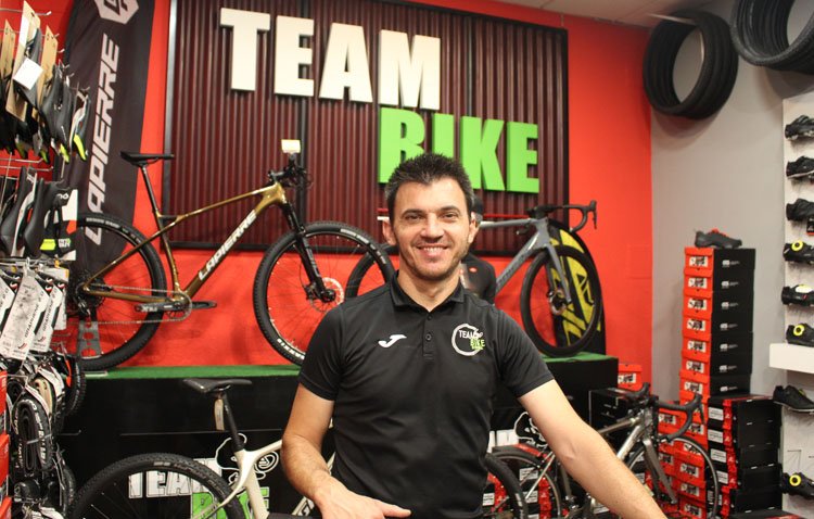 El utrerano Marco Fernández Domínguez, alma de la emblemática tienda de bicicletas Team Bike Utrera