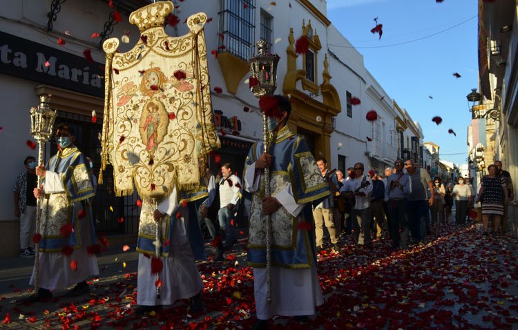 Campanilleros, altares, pétalos y banderas para enmarcar un rosario extraordinario en torno a María Auxiliadora en Utrera [FOTOS Y VÍDEO]