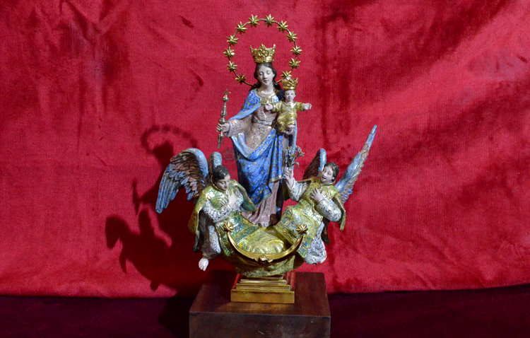 Una réplica de María Auxiliadora en orfebrería policromada, estreno en la delantera del paso de la Virgen de las Veredas