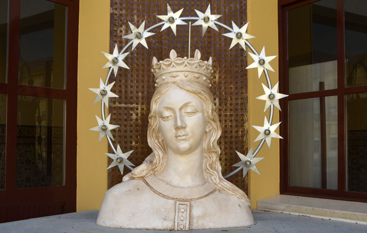 Vuelve a la vida la imagen de María Auxiliadora que durante décadas coronó la basílica salesiana de Utrera
