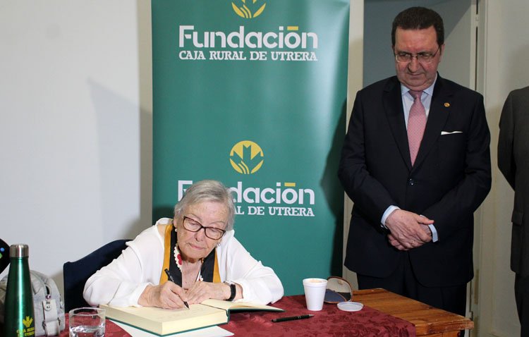 María Galiana brilló en una nueva entrega del ciclo cultural de la Fundación Caja Rural de Utrera ‘La palabra a escena’