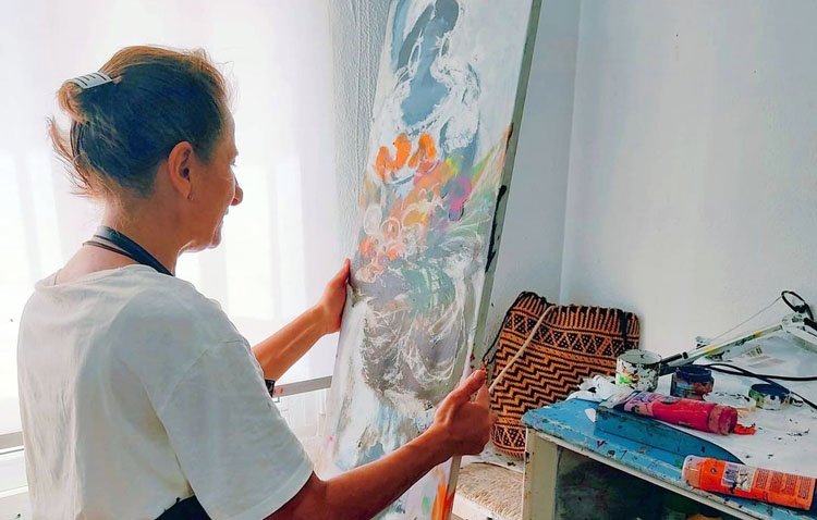 La invidente utrerana María José Climent, protagonista de una exposición de pintura en la Casa de la Cultura