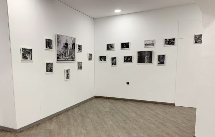 Continúa abierta en el castillo de Utrera la exposición sobre fotografía infantil en blanco y negro