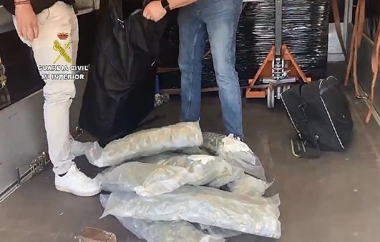 La Guardia Civil desmantela en Utrera un importante centro de producción de marihuana que abastecía a Centroeuropa