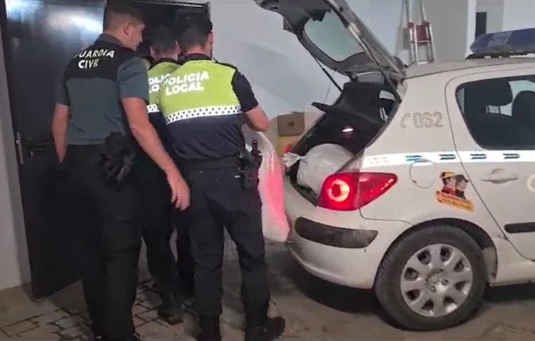 La Guardia Civil y la Policía Local detienen a tres personas en Utrera con 90 kilos de marihuana escondidos en una parcela