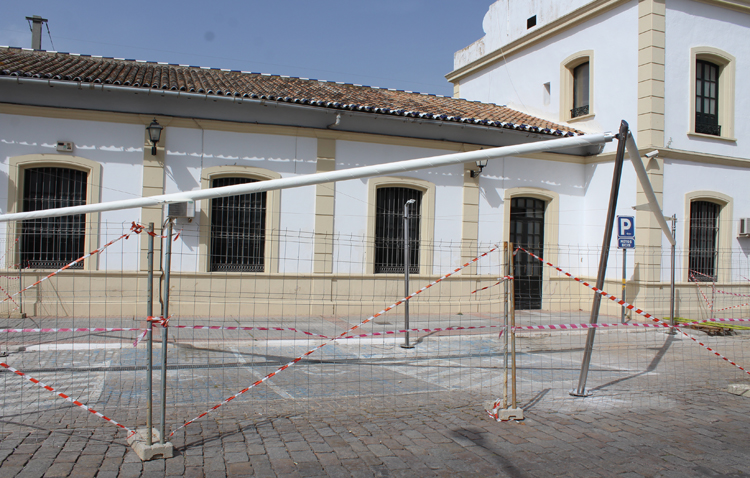 Un moderno toldo para dar cobijo a los taxistas junto a la estación de trenes de Utrera