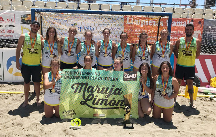 Los equipos femeninos del Club Balonmano de Utrera, triunfadores del Arena 500 de Barbate