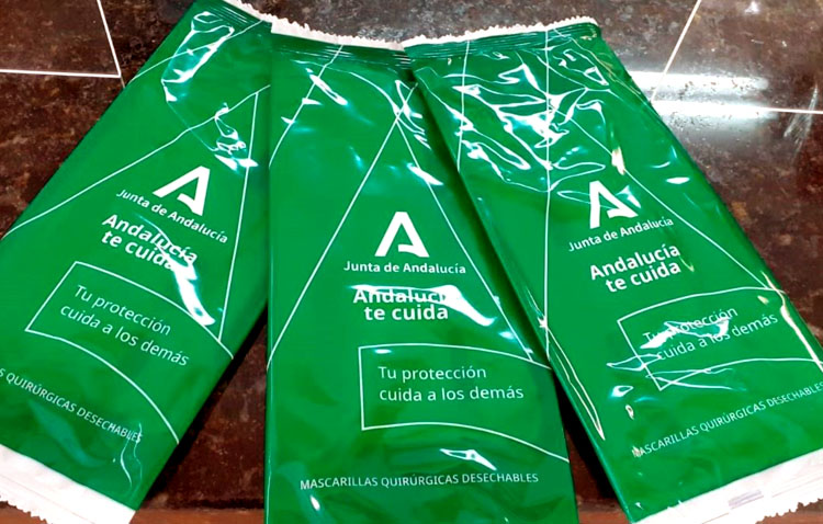 Las farmacias de Utrera comienzan el reparto del segundo lote de mascarillas gratuitas para personas mayores
