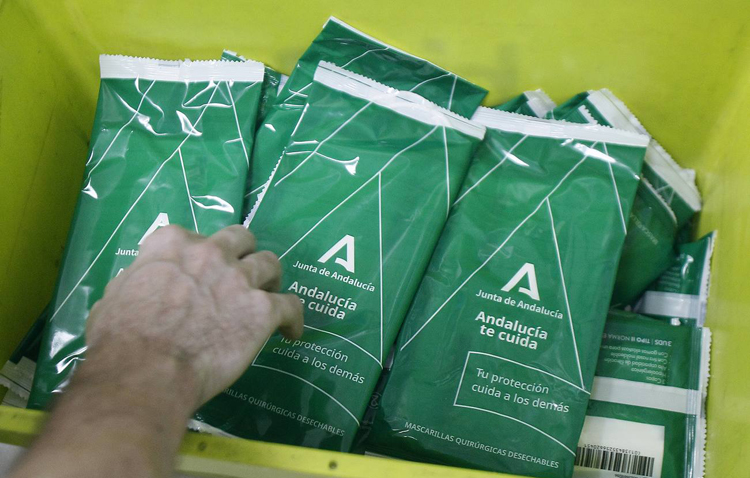 Las farmacias de Utrera reparten las mascarillas gratuitas a las personas mayores