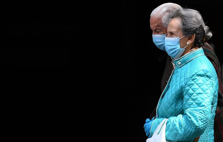 El Ayuntamiento repartirá mascarillas gratuitas reutilizables a las más de 8.400 personas mayores de Utrera