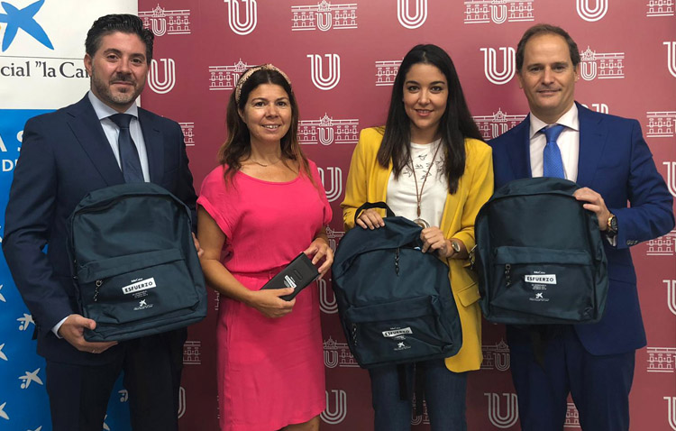 Más de 500 lotes de material escolar para familias en riesgo de exclusión social de Utrera