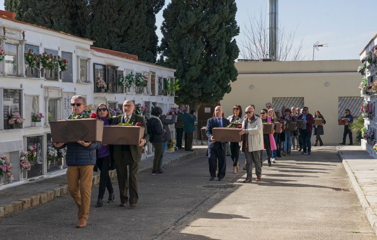 Un nuevo mausoleo rinde homenaje en el cementerio de Utrera a los fusilados en la guerra civil [GALERÍA]