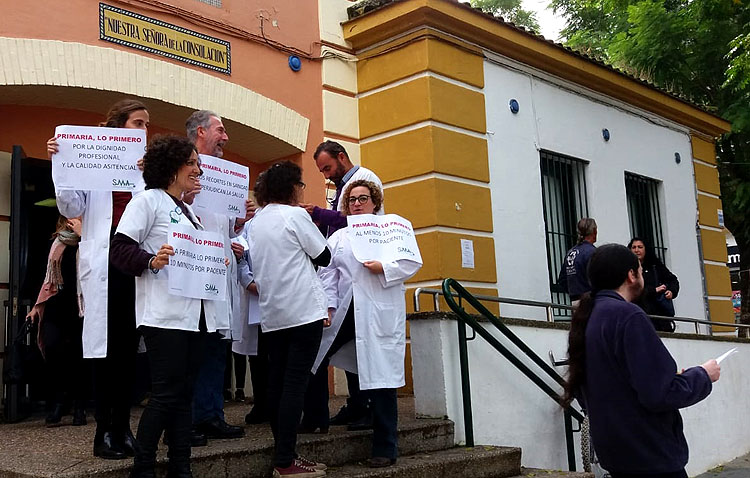 Los médicos de atención primaria de Utrera salen a la calle para denunciar la «insostenible situación» de este sector