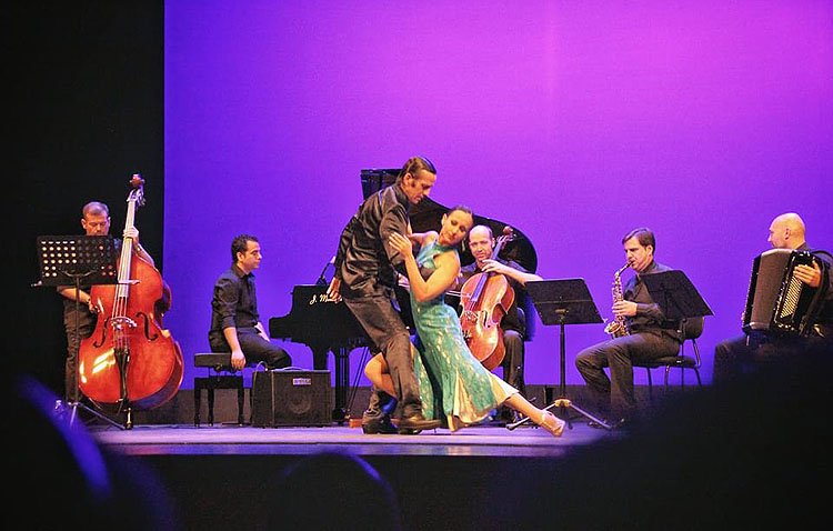 El tango, protagonista en Utrera de un espectáculo de cante y baile a beneficio de la asociación de familiares de enfermos de Alzheimer