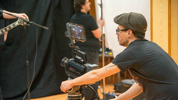 El realizador utrerano Miguel Ángel Caro emprende una campaña de «crowdfunding» para rodar un cortometraje