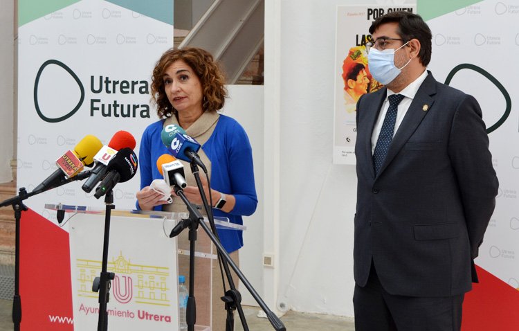 La ministra de Hacienda y el alcalde defienden en Utrera la importancia de los fondos europeos para ejecutar proyectos en la ciudad