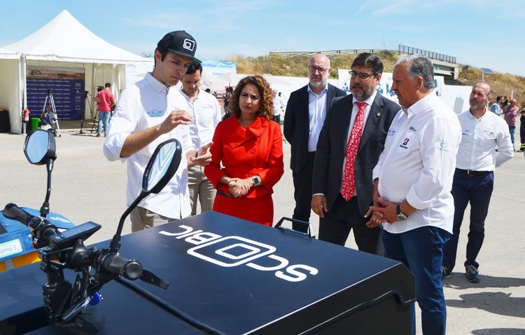 La ministra de Hacienda defiende «el afán» de Utrera por recuperar su patrimonio y «la modernidad» de la mano del vehículo eléctrico