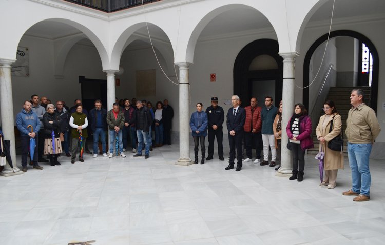 Utrera rinde homenaje a los dos guardias civiles asesinados en Barbate con un minuto de silencio