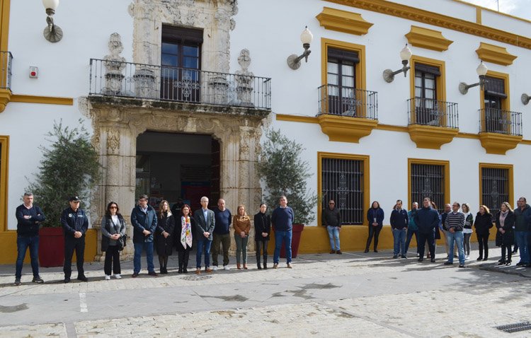 Utrera rinde homenaje a las víctimas del incendio de Valencia