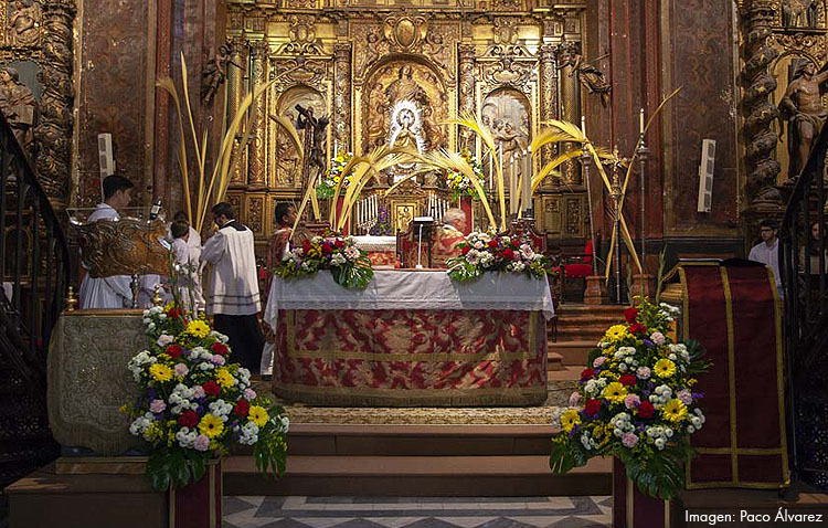 Las tradicionales misas de palmas marcan el Domingo de Ramos en Utrera